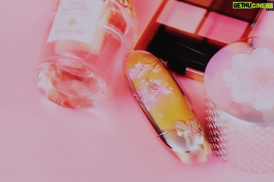 Mirei Kiritani Instagram - ゲランと日本の芸術家 品川亮氏のコラボレーションによる、限定リップ〈 ルージュ ジェ〉💄 世界中で愛される日本の桜の花が舞う様子をリップケースに描いたそう このケースを持ってるだけで気分があがるし何度でもリップをつけたくなっちゃう! ゲランが提案する #桜ルック を纏って、ひと足先に春を感じてます🌸 使用アイテム ・#ルージュジェ チェリーブルーム(限定リップ) ・#メテオリット(パールパウダー) ・#オンブルジェ No.530 (アイシャドウ) ・#アクアアレゴリア フローラ チェリージア(フレグランス) Photo : Toshiki Fukunaga @_toshiki_fukunaga Styling:Chie Takeoka @takeokachie Hair & Makeup:KATO(TRON) @katohairmake Direction:Saya Arai @saya_lee_arai #ゲラン #guerlain_ambassador