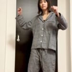 Mirei Kiritani Instagram - 34歳になりました🙇‍♀️ 我が家では0時になった瞬間にジャンプするのが恒例なんですが、飛んだ瞬間と着地がとんでもないことになっていてお腹を抱えて笑い転げた34歳の幕開けでした🤣 笑顔いっぱいの年になりそうでよかったです笑 こんな私ですが、どうぞよろしくお願いします😊