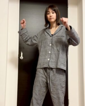 Mirei Kiritani Instagram - 34歳になりました🙇‍♀️
我が家では0時になった瞬間にジャンプするのが恒例なんですが、飛んだ瞬間と着地がとんでもないことになっていてお腹を抱えて笑い転げた34歳の幕開けでした🤣
笑顔いっぱいの年になりそうでよかったです笑
こんな私ですが、どうぞよろしくお願いします😊