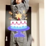 Mirei Kiritani Instagram - 34歳になりました🙇‍♀️ 我が家では0時になった瞬間にジャンプするのが恒例なんですが、飛んだ瞬間と着地がとんでもないことになっていてお腹を抱えて笑い転げた34歳の幕開けでした🤣 笑顔いっぱいの年になりそうでよかったです笑 こんな私ですが、どうぞよろしくお願いします😊