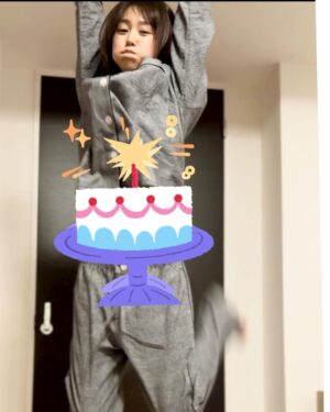 Mirei Kiritani Instagram - 34歳になりました🙇‍♀️
我が家では0時になった瞬間にジャンプするのが恒例なんですが、飛んだ瞬間と着地がとんでもないことになっていてお腹を抱えて笑い転げた34歳の幕開けでした🤣
笑顔いっぱいの年になりそうでよかったです笑
こんな私ですが、どうぞよろしくお願いします😊