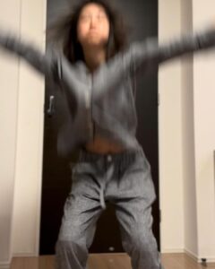 Mirei Kiritani Instagram - 34歳になりました🙇‍♀️ 我が家では0時になった瞬間にジャンプするのが恒例なんですが、飛んだ瞬間と着地がとんでもないことになっていてお腹を抱えて笑い転げた34歳の幕開けでした🤣 笑顔いっぱいの年になりそうでよかったです笑 こんな私ですが、どうぞよろしくお願いします😊