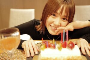 Mirei Kiritani Instagram - ひと足先に誕生日を祝ってもらいました😭❤️
ホテルみたいなご飯を絢が作ってくれたの。すごすぎ。
絢、のんちゃん、犬ちゃんありがとう！！

ケーキ泥棒👦発見🤣