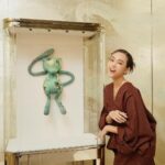 Mirei Kiritani Instagram - 12/15までの期間限定で、ダニエル・アーシャムによるポケモンコラボのアート作品が特別にティファニー表参道で展示されています🩵🩵🩵 ポケモンど世代の私。可愛い過ぎてニマニマしてしまった🤤 プリンはほぼ実物大みたい！ぜひ体感してみて🥺🩵 @tiffanyandco #DanielArsham #Tiffanyandco #TiffanyOmotesando #TiffanyPartner
