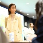 Mirei Kiritani Instagram - 今日、3月8日は国際女性デー。 私がアンバサダーを務めているゲランは、女性養蜂家育成プログラム #WomenforBees に引き続き力を入れています。女性のエンパワーメントと生物多様性の保全を目的としていて、日本でも、NPO法人「梅田ミツバチプロジェクト」、「銀座ミツバチプロジェクト」とのパートナーシップのもと女性たちを支援しているそう。2023年末時点で、日本では18名の女性が女性養蜂家育成プログラムを修了したそうで、引き続き私も誇りを持ってサポートしていきたい活動のひとつ。 @guerlain #ゲラン #WomenforBees #国際女性デー #Guerlain_Ambassador