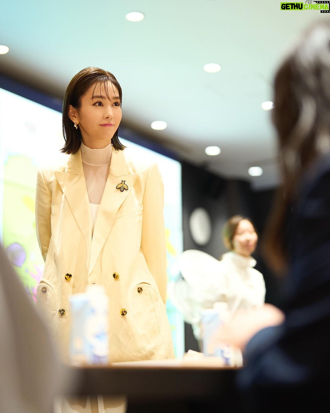 Mirei Kiritani Instagram - 今日、3月8日は国際女性デー。 私がアンバサダーを務めているゲランは、女性養蜂家育成プログラム #WomenforBees に引き続き力を入れています。女性のエンパワーメントと生物多様性の保全を目的としていて、日本でも、NPO法人「梅田ミツバチプロジェクト」、「銀座ミツバチプロジェクト」とのパートナーシップのもと女性たちを支援しているそう。2023年末時点で、日本では18名の女性が女性養蜂家育成プログラムを修了したそうで、引き続き私も誇りを持ってサポートしていきたい活動のひとつ。 @guerlain #ゲラン #WomenforBees #国際女性デー #Guerlain_Ambassador