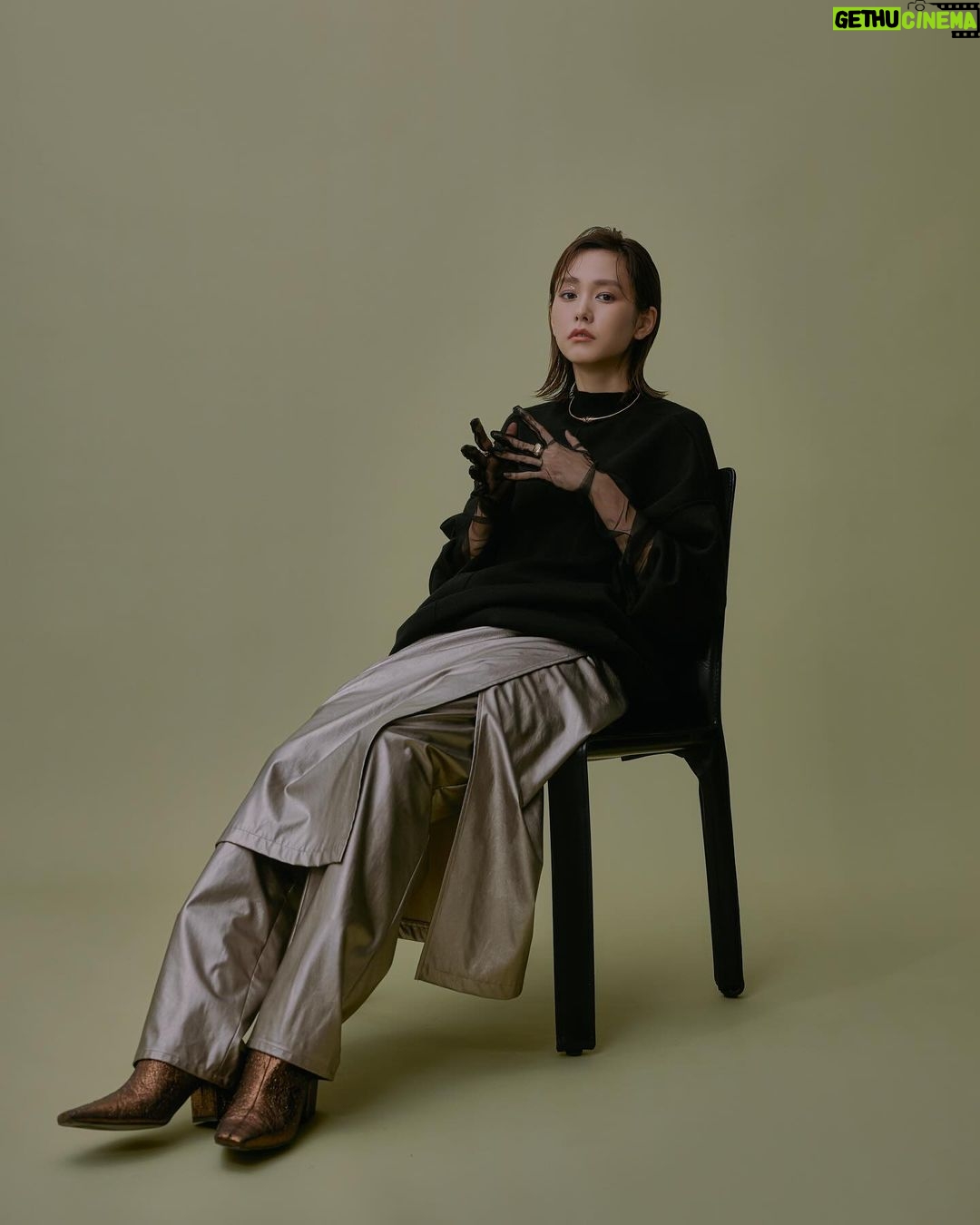 Mirei Kiritani Instagram - @amerivintage × mirei kiritani コラボ第二弾!!やらせていただきました🥺今回もとっても可愛いアイテムができたよー!! 💙ショートもミドルも可愛くて選べないボアコート 🩵いろんな付け方ができる襟がついてるニットワンピ 💙シワになりにくい大好きなセットアップ 🩵着丈が3パターンも変えられるエレベーターニット 💙息子の落書きを柄に落とし込んでもらったシアーワンピ はぁーたまらん🥹11/17から発売です! よろしくお願いします☺️