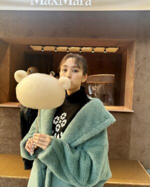 Mirei Kiritani Instagram - マックスマーラのテディベアコートが誕生10周年！！
六本木ヒルズアリーナにできた「Teddy TEN Park」にお祝いへ🧸🧸🧸
くま顔のコットンキャンディ可愛すぎるし、クレーンゲームも楽しすぎた🤎もこもこってやっぱりいつだって可愛いねぇ🥺
#MaxMaraTeddyTen #MaxMara #pr