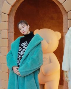 Mirei Kiritani Instagram - マックスマーラのテディベアコートが誕生10周年！！ 六本木ヒルズアリーナにできた「Teddy TEN Park」にお祝いへ🧸🧸🧸 くま顔のコットンキャンディ可愛すぎるし、クレーンゲームも楽しすぎた🤎もこもこってやっぱりいつだって可愛いねぇ🥺 #MaxMaraTeddyTen #MaxMara #pr 六本木ヒルズ - Roppongi Hills