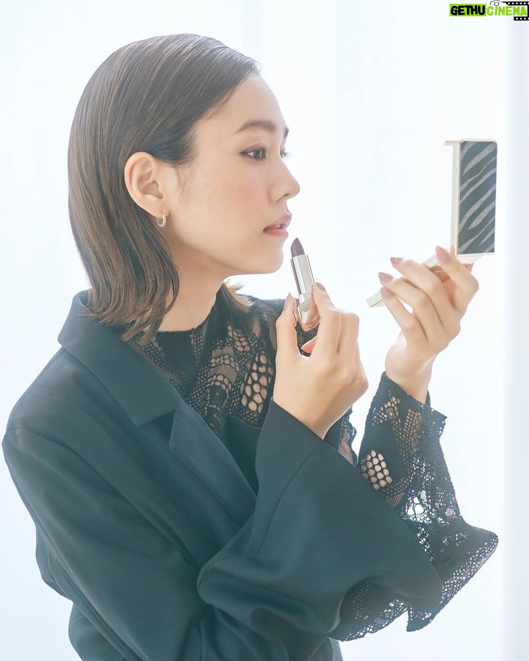 Mirei Kiritani Instagram - 今日10月15日発売、ゲランの今年のホリデーコレクションは、トルコのジュエラー、ベガム・カーンとのコラボレーションによる #ファンタジーアレゴリアコレクション 美しく着飾った動物たちの晩餐会をイメージし、ゲランのアイコン製品が特別な装いで勢ぞろい。この時期だけの特別なギフトボックスもあって、ジュエリーのような華やかさ🎁 他にもスキンケアやフレグランスのホリデー限定ギフトセットもあるので、自分へのご褒美、大切な方へのギフトにいかが🥺❤️ #ゲラン #ホリデー #オンブルジェ #ルージュジェ #Guerlain_Ambassador