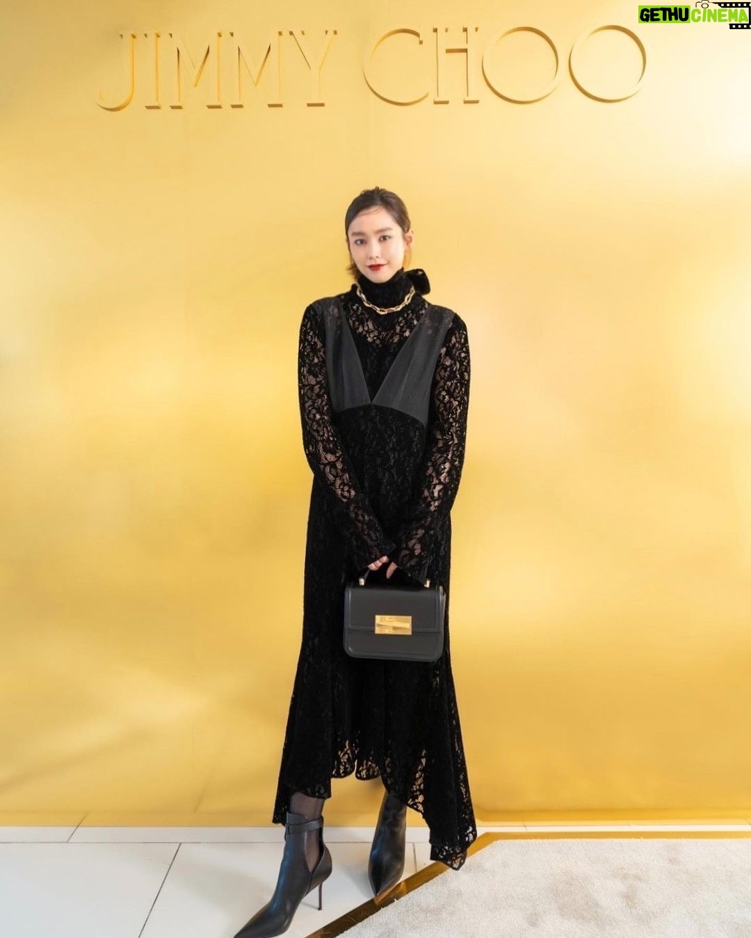 Mirei Kiritani Instagram - JIMMY CHOOのDIAMONDコレクション。 私が身につけたアイテムはドレッシーにも使えそうで、これからのホリデーシーズンにも大活躍の予感💛💛💛 表参道店では、PHOTO Snapを撮ることも出来てお買い物の合間に楽しい時間も過ごせるよ🥰 #jimmychoo #ジミーチュウ #PR