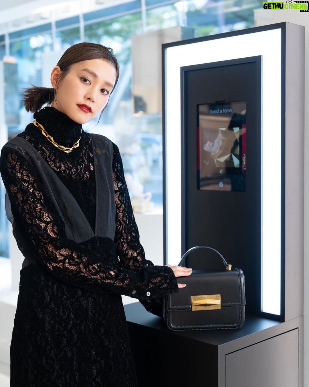 Mirei Kiritani Instagram - JIMMY CHOOのDIAMONDコレクション。 私が身につけたアイテムはドレッシーにも使えそうで、これからのホリデーシーズンにも大活躍の予感💛💛💛 表参道店では、PHOTO Snapを撮ることも出来てお買い物の合間に楽しい時間も過ごせるよ🥰 #jimmychoo #ジミーチュウ #PR