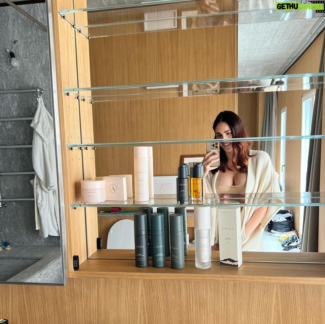 Miriam Leone Instagram - Tra le cose belle bellissime e di cui sono più fiera realizzate in questi anni di lavoro serio e divertente insieme, la mia creatività messa al servizio di un brand legato al benessere a 360º… ho iniziato con un sogno, condividere quello che avevo imparato su pelle e benessere negli ultimi 16 anni di lavoro (tengo moltissimo alla mia pelle che sui set ne vede e ne ha viste di ogni…) e metterlo al sevizio di chi mi segue …se andate su @lavika.official trovate infatti, oltre ai prodotti studiati e realizzati con i migliori ingredienti in Italia, consigli e piccole guide per vivere al meglio. Inoltre creando un mio brand, posso dare libero sfogo alla mia creatività in fatto di stile, packaging, produzione di piccoli set dove raccontare storie. Ieri, ad esempio,abbiamo raccontato una storia di amore e di amicizia… Con l’impegno e i sacrifici i sogni possono trasformarsi in realtà. Pole pole. #accussì #ad #adventure #love #animavulcanica