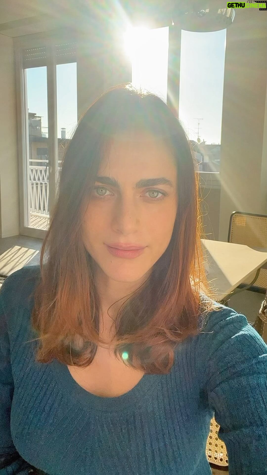 Miriam Leone Instagram - Tutti i colori, i profumi e la luce delle terre sicule, racchiusi in 30 millilitri. Stiamo parlando di Lumìa, l’olio illuminante adatto a tutte le skin personalities. Scopri le sue proprietà con Miriam, peccato che dallo schermo non potrai sentire il suo delizioso profumo di agrumi canditi, per una skincare più golosa che mai 🍋 @lavika.official #Lavika #FreeSkinFreeSoul #MadeInSicily #Skincare #Selfcare #MyRitual #SkinPersonality