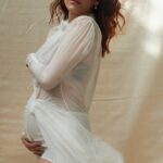Miriam Leone Instagram - Con questo video vi portiamo nell’atmosfera rarefatta e senza tempo del servizio fotografico che abbiamo realizzato con Miriam Leone, star di copertina di Grazia. L’attrice ha condiviso con noi la serenità della sua maternità e in queste immagini di backstage ve la mostriamo in tutto il suo splendore mentre posa sul set. Nell’intervista con Grazia racconta che cosa vorrebbe trasmettere a suo figlio della sua infanzia siciliana, «Il contatto con la natura, con le cose semplici e con il mare. È quello che mi tiene molto radicata e mi rende serena. Nei momenti più stressanti, chiudo gli occhi e penso ai miei posti sicuri, gli scogli intorno a Catania, come Acicastello e Acitrezza, o la natura dell’Oasi di Vendicari». E spiega perché sui sui tappeti rossi tiene sempre le mani sulla pancia, «È un gesto che rassicura me, più che la creatura che tengo in grembo. E poi mi sembra un gesto d’amore, di affermazione femminile positivo, dolce e potente insieme». Il servizio fotografico completo e l’intervista completa con Miriam Leone sono su Grazia in edicola e app. Video @vivberti Intervista @marinaspeich Foto @signe_vilstruo Styling @valentinaserra10 Trucco @nikipinna Pettinature @giulioordonselli Manicure #noemizanchini
