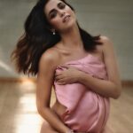 Miriam Leone Instagram - Questa settimana in copertina su @grazia_it … siamo in edicola (o magari già nella borsa o a casa di qualcuno)e mi sembra sempre incredibile questa cosa ed è sempre donare un po’ di me, con il batticuore. Ringrazio @silvia_grilli per lo spazio, la fiducia e avermi permesso di parlare (anche) d’amore (non diamolo mai per scontato!) …grazie @marinaspeich per le sue domande ed il suo ascolto,per aver parlato non solo di me, ma anche del mio lavoro adorato (a proposito avete già visto “I Leoni di Sicilia”?!) ringrazio la fotografa @signe_vilstrup per aver raccontato con poesia e delicatezza (e aver fotografato con luce per lo più naturale 🥹😍) questo momento così speciale della mia (nostra) vita… queste foto entrano tra le mie preferite del mio album personale (thank you Signe!!!) Special thanks @upgradeartist @nikipinna @giulioordonselli @noemi_zanchini @simonebellireal 💖 🐣 #love #accussì Milan, Italy