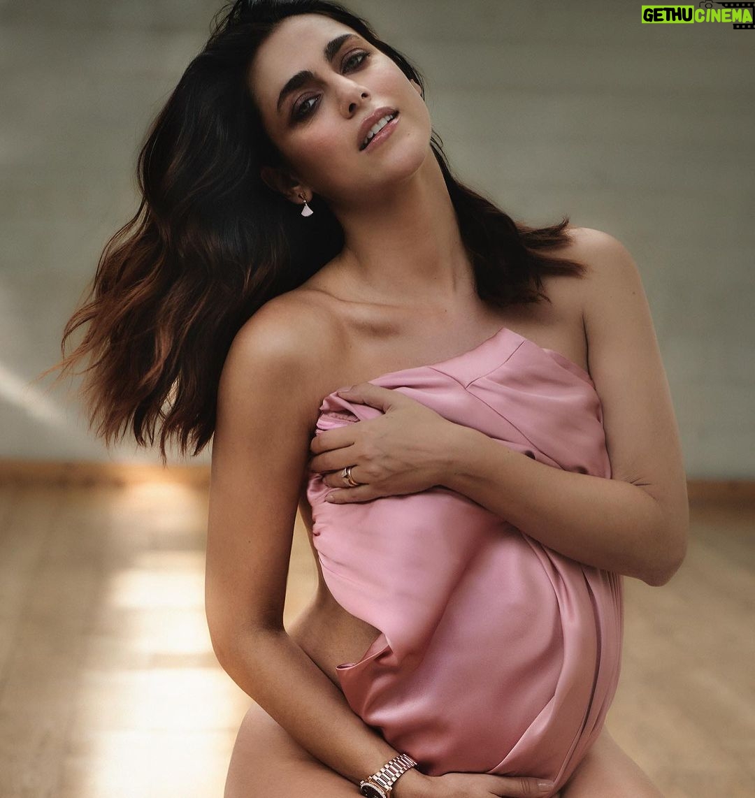 Miriam Leone Instagram - Questa settimana in copertina su @grazia_it … siamo in edicola (o magari già nella borsa o a casa di qualcuno)e mi sembra sempre incredibile questa cosa ed è sempre donare un po’ di me, con il batticuore. Ringrazio @silvia_grilli per lo spazio, la fiducia e avermi permesso di parlare (anche) d’amore (non diamolo mai per scontato!) …grazie @marinaspeich per le sue domande ed il suo ascolto,per aver parlato non solo di me, ma anche del mio lavoro adorato (a proposito avete già visto “I Leoni di Sicilia”?!) ringrazio la fotografa @signe_vilstrup per aver raccontato con poesia e delicatezza (e aver fotografato con luce per lo più naturale 🥹😍) questo momento così speciale della mia (nostra) vita… queste foto entrano tra le mie preferite del mio album personale (thank you Signe!!!) Special thanks @upgradeartist @nikipinna @giulioordonselli @noemi_zanchini @simonebellireal 💖 🐣 #love #accussì Milan, Italy