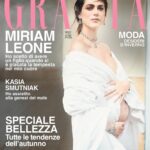 Miriam Leone Instagram - Miriam Leone è la protagonista della copertina di Grazia, in edicola e su app da oggi. L’attrice siciliana, è incinta all’ottavo mese e non vede l’ora di conoscere il suo bambino. Con Grazia ha condiviso la felicità di una maternità che ha voluto come un nuovo inizio per se stessa, accanto all’uomo che ama. E posa per noi con le sue forme rese morbide dalla gravidanza e avvolte in abiti fluidi e romantici. Nella lunga intervista con Grazia racconta di aver fatto finalmente pace con la sua femminilità e di aver raggiunto la consapevolezza che le rivoluzioni si fanno con dolcezza. «Non mi vergogno più di essere una donna dolce. Prima mi imbarazzava essere sensibile, avere timidezze: era qualcosa che volevo cambiare a tutti i costi, perché mi metteva a disagio. Pensavo fosse una diminuzione della mia forza, perché la forza era solo quella maschile», dice a Grazia. Da quando a 18 anni è uscita di casa ha lottato per la sua indipendenza, si è ribellata alle regole che non approvava, ha affrontato alti e bassi con tenacia. Proprio come le donne che ha interpretato sul grande e sul piccolo schermo e come Giulia Portaluppi, la protagonista della serie I leoni di Sicilia, in onda ora su Disney+. «Mi piace portare sullo schermo figure indipendenti, anticonformiste che credono però nell’amore. Scegliere di interpretare questi personaggi è un mio modo di fare attivismo. Perché in fondo noi camminiamo sulle spalle di queste grandi donne che hanno fatto la storia senza essere passate alla Storia». Intervista @marinaspeich Foto @signe_vilstruo Styling @valentinaserra10 Trucco @nikipinna Pettinature @giulioordonselli Manicure #noemizanchini Look @bulgari @omega Ufficio stampa @upgradeartist @valeriano_colucci @michelesabia