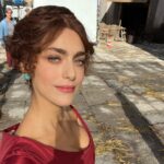 Miriam Leone Instagram - Giulia Portalupi e tutta la famiglia Florio vi aspettano da oggi su @disneyplusit con i primi 4 episodi de “I Leoni di Sicilia” (in tutto saranno 8). Il primo post che dedico a questa giornata delle Leoniadi è di ringraziamenti: A tutta la produzione che ci ha messo nelle condizioni di lavorare al meglio (perché sui set, specialmente in costume, si lavora duro e poter lavorare così è stato per noi un dono!) al libro di @stefania_auci per aver superato le correnti gravitazionali ed essere arrivato con una storia (vera!)siciliana di contrasti, passioni forti e ascesa sociale (e una GRANDISSIMA STORIA D’AMORE!) ad appassionare i lettori di tutto il mondo, a @stesardo @ludovicarampoldi per averne tratto le sceneggiature, a tutto il cast meraviglioso (molti degli attori provenienti dalla mia terra ed è stato bellissimo stare insieme e portare un altro tipo di acting in scena, dalla lunga e onorata tradizione), attori dalle mille sfumature,colori,emozioni, talenti che mi hanno affascinato con grande passione, e un altro grazie agli attori con cui ho scambiato più battute, emozioni, sudori, ore di trucco e parrucco, stanze illuminate da candele, carrozze…una gioia una gioia incredibile condividere la scena con voi, siete nel mio cuore for ever Don Vincenzo e Donna Giuseppina. A tutto il reparto costumi @alelai1970 che ha fatto un lavoro di ricostruzione e interpretazione storica straordinario, stando accanto a noi attori e aiutandoci a “portarlo” questo costume. Al reparto trucco e acconciature per il lavoro meraviglioso che ha fatto su personaggi e comparse @ales85sandro @augusta_de_angelis Al reparto scenografia e alla fotografia, che vi regaleranno una Sicilia assolata e luminosa, a volte cupa e scrostata dalla salsedine, dallo scirocco, dai forti contrasti di questa terra magica. Grazie a tutto il reparto regia guidato da @paologenoves ,tutto quello che il pubblico vedrà da oggi è merito di una una squadra “fortissimi” e molto unita. Ci trovate tutti insieme da oggi su @disneyplusit La leonessa vi saluta e vi abbraccia ❤️🦁 #ileonidisicilia #accussì