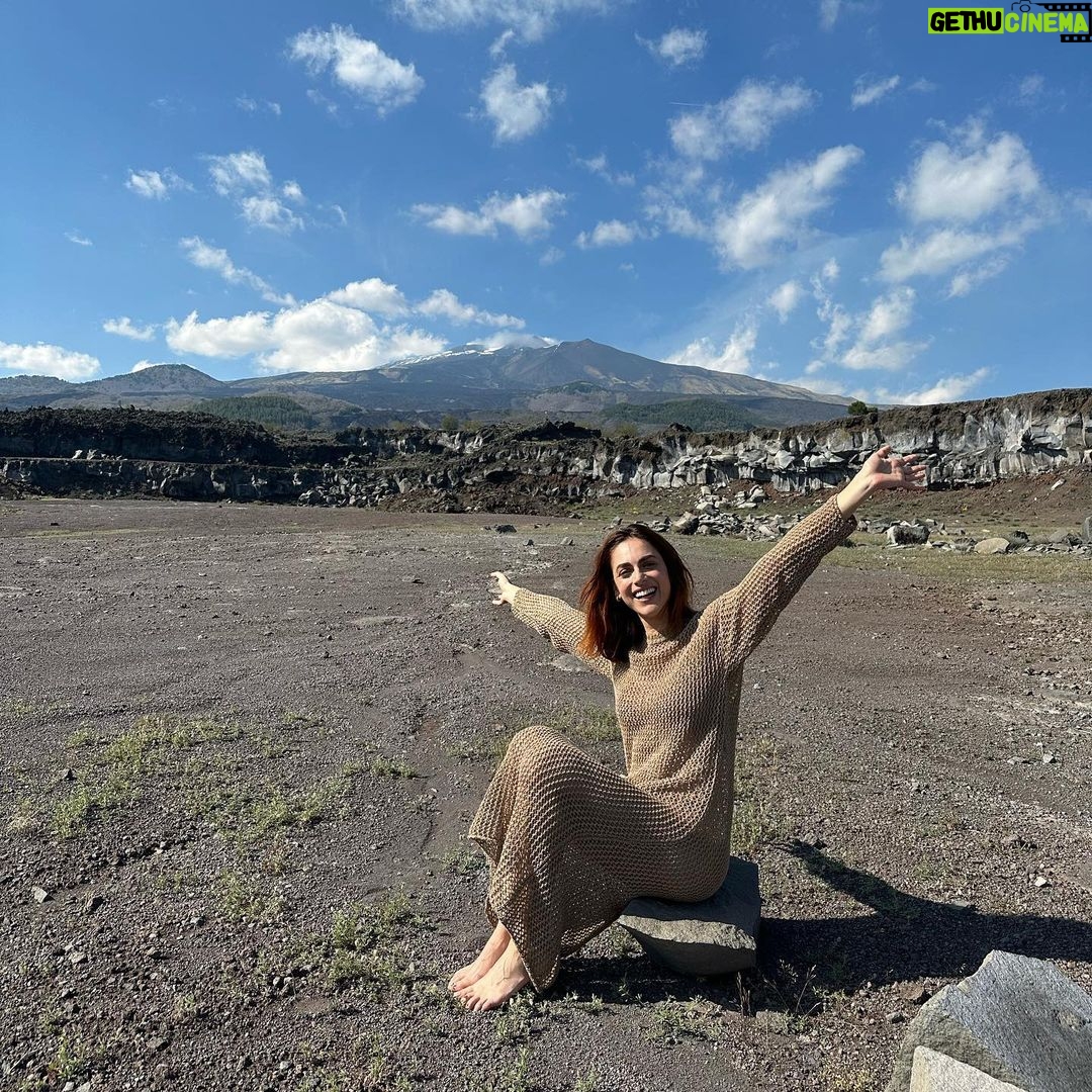 Miriam Leone Instagram - Ragazza @lavika.official ❤️🌋 Tutta l’energia di questa terra per un benessere globale #freeskin #freesoul #ragazzalavika #accussì