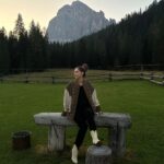 Miriam Leone Instagram - La quarta sorella Dutton,sulle Dolomiti. #yellowstone #yellowstonewannabe