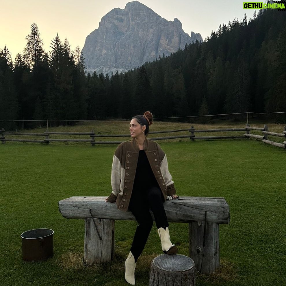 Miriam Leone Instagram - La quarta sorella Dutton,sulle Dolomiti. #yellowstone #yellowstonewannabe