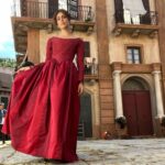 Miriam Leone Instagram - Giulia Portalupi e tutta la famiglia Florio vi aspettano da oggi su @disneyplusit con i primi 4 episodi de “I Leoni di Sicilia” (in tutto saranno 8). Il primo post che dedico a questa giornata delle Leoniadi è di ringraziamenti: A tutta la produzione che ci ha messo nelle condizioni di lavorare al meglio (perché sui set, specialmente in costume, si lavora duro e poter lavorare così è stato per noi un dono!) al libro di @stefania_auci per aver superato le correnti gravitazionali ed essere arrivato con una storia (vera!)siciliana di contrasti, passioni forti e ascesa sociale (e una GRANDISSIMA STORIA D’AMORE!) ad appassionare i lettori di tutto il mondo, a @stesardo @ludovicarampoldi per averne tratto le sceneggiature, a tutto il cast meraviglioso (molti degli attori provenienti dalla mia terra ed è stato bellissimo stare insieme e portare un altro tipo di acting in scena, dalla lunga e onorata tradizione), attori dalle mille sfumature,colori,emozioni, talenti che mi hanno affascinato con grande passione, e un altro grazie agli attori con cui ho scambiato più battute, emozioni, sudori, ore di trucco e parrucco, stanze illuminate da candele, carrozze…una gioia una gioia incredibile condividere la scena con voi, siete nel mio cuore for ever Don Vincenzo e Donna Giuseppina. A tutto il reparto costumi @alelai1970 che ha fatto un lavoro di ricostruzione e interpretazione storica straordinario, stando accanto a noi attori e aiutandoci a “portarlo” questo costume. Al reparto trucco e acconciature per il lavoro meraviglioso che ha fatto su personaggi e comparse @ales85sandro @augusta_de_angelis Al reparto scenografia e alla fotografia, che vi regaleranno una Sicilia assolata e luminosa, a volte cupa e scrostata dalla salsedine, dallo scirocco, dai forti contrasti di questa terra magica. Grazie a tutto il reparto regia guidato da @paologenoves ,tutto quello che il pubblico vedrà da oggi è merito di una una squadra “fortissimi” e molto unita. Ci trovate tutti insieme da oggi su @disneyplusit La leonessa vi saluta e vi abbraccia ❤️🦁 #ileonidisicilia #accussì