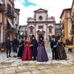 Miriam Leone Instagram - Giulia Portalupi e tutta la famiglia Florio vi aspettano da oggi su @disneyplusit con i primi 4 episodi de “I Leoni di Sicilia” (in tutto saranno 8). Il primo post che dedico a questa giornata delle Leoniadi è di ringraziamenti: A tutta la produzione che ci ha messo nelle condizioni di lavorare al meglio (perché sui set, specialmente in costume, si lavora duro e poter lavorare così è stato per noi un dono!) al libro di @stefania_auci per aver superato le correnti gravitazionali ed essere arrivato con una storia (vera!)siciliana di contrasti, passioni forti e ascesa sociale (e una GRANDISSIMA STORIA D’AMORE!) ad appassionare i lettori di tutto il mondo, a @stesardo @ludovicarampoldi per averne tratto le sceneggiature, a tutto il cast meraviglioso (molti degli attori provenienti dalla mia terra ed è stato bellissimo stare insieme e portare un altro tipo di acting in scena, dalla lunga e onorata tradizione), attori dalle mille sfumature,colori,emozioni, talenti che mi hanno affascinato con grande passione, e un altro grazie agli attori con cui ho scambiato più battute, emozioni, sudori, ore di trucco e parrucco, stanze illuminate da candele, carrozze…una gioia una gioia incredibile condividere la scena con voi, siete nel mio cuore for ever Don Vincenzo e Donna Giuseppina. A tutto il reparto costumi @alelai1970 che ha fatto un lavoro di ricostruzione e interpretazione storica straordinario, stando accanto a noi attori e aiutandoci a “portarlo” questo costume. Al reparto trucco e acconciature per il lavoro meraviglioso che ha fatto su personaggi e comparse @ales85sandro @augusta_de_angelis Al reparto scenografia e alla fotografia, che vi regaleranno una Sicilia assolata e luminosa, a volte cupa e scrostata dalla salsedine, dallo scirocco, dai forti contrasti di questa terra magica. Grazie a tutto il reparto regia guidato da @paologenoves ,tutto quello che il pubblico vedrà da oggi è merito di una una squadra “fortissimi” e molto unita. Ci trovate tutti insieme da oggi su @disneyplusit La leonessa vi saluta e vi abbraccia ❤️🦁 #ileonidisicilia #accussì