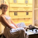Miriam Leone Instagram - Giulia Portalupi e tutta la famiglia Florio vi aspettano da oggi su @disneyplusit con i primi 4 episodi de “I Leoni di Sicilia” (in tutto saranno 8). Il primo post che dedico a questa giornata delle Leoniadi è di ringraziamenti: A tutta la produzione che ci ha messo nelle condizioni di lavorare al meglio (perché sui set, specialmente in costume, si lavora duro e poter lavorare così è stato per noi un dono!) al libro di @stefania_auci per aver superato le correnti gravitazionali ed essere arrivato con una storia (vera!)siciliana di contrasti, passioni forti e ascesa sociale (e una GRANDISSIMA STORIA D’AMORE!) ad appassionare i lettori di tutto il mondo, a @stesardo @ludovicarampoldi per averne tratto le sceneggiature, a tutto il cast meraviglioso (molti degli attori provenienti dalla mia terra ed è stato bellissimo stare insieme e portare un altro tipo di acting in scena, dalla lunga e onorata tradizione), attori dalle mille sfumature,colori,emozioni, talenti che mi hanno affascinato con grande passione, e un altro grazie agli attori con cui ho scambiato più battute, emozioni, sudori, ore di trucco e parrucco, stanze illuminate da candele, carrozze…una gioia una gioia incredibile condividere la scena con voi, siete nel mio cuore for ever Don Vincenzo e Donna Giuseppina. A tutto il reparto costumi @alelai1970 che ha fatto un lavoro di ricostruzione e interpretazione storica straordinario, stando accanto a noi attori e aiutandoci a “portarlo” questo costume. Al reparto trucco e acconciature per il lavoro meraviglioso che ha fatto su personaggi e comparse @ales85sandro @augusta_de_angelis Al reparto scenografia e alla fotografia, che vi regaleranno una Sicilia assolata e luminosa, a volte cupa e scrostata dalla salsedine, dallo scirocco, dai forti contrasti di questa terra magica. Grazie a tutto il reparto regia guidato da @paologenoves ,tutto quello che il pubblico vedrà da oggi è merito di una una squadra “fortissimi” e molto unita. Ci trovate tutti insieme da oggi su @disneyplusit La leonessa vi saluta e vi abbraccia ❤️🦁 #ileonidisicilia #accussì