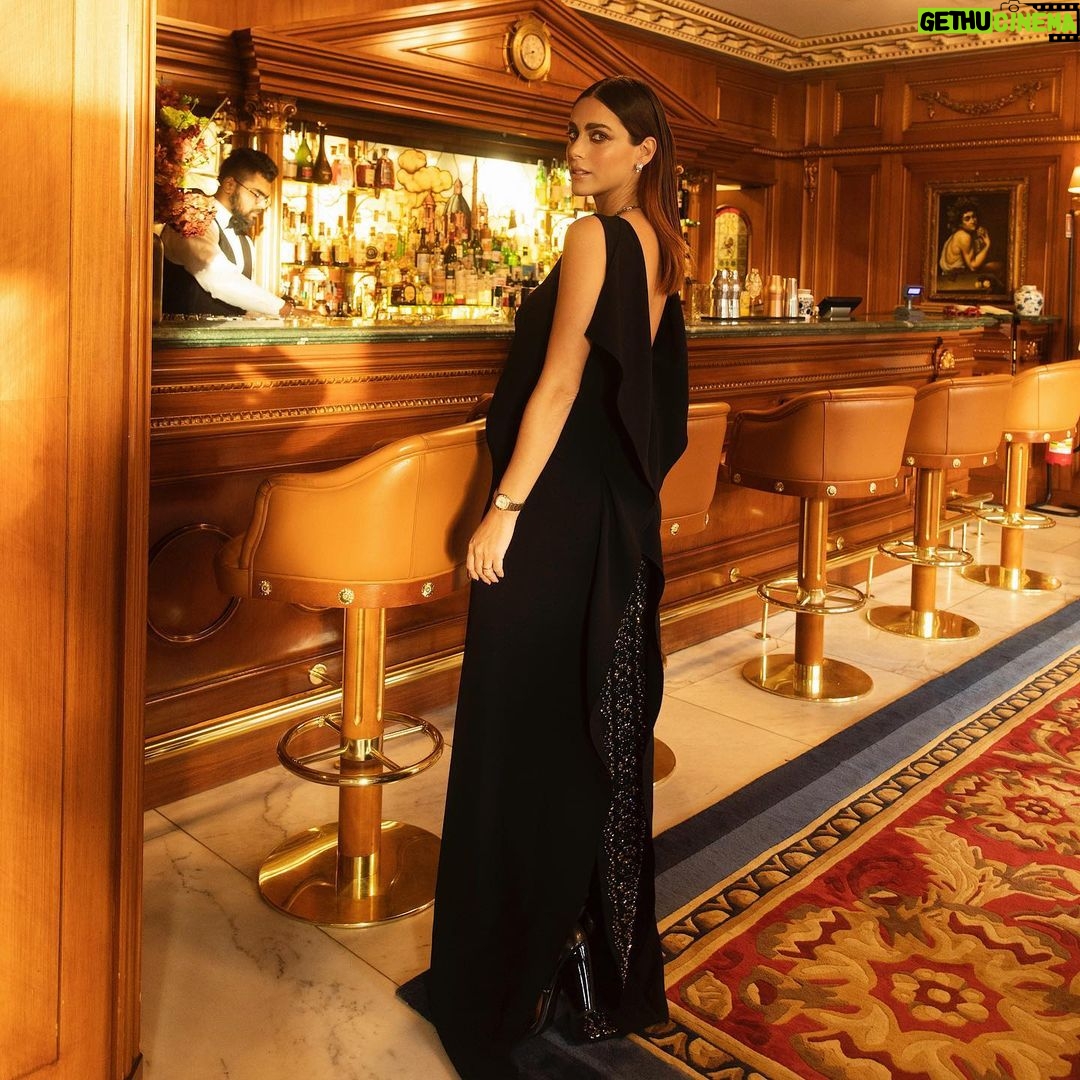 Miriam Leone Instagram - Gli attimi prima di un red carpet sono sempre molto emozionanti… devo ammettere che non ci si abitua mai … poi per la presentazione de “I Leoni di Sicilia” emozioni ancora più grandi ❤️ Thanks @fendi @bulgari @omega Tag per photocredits #adv Rome, Italy