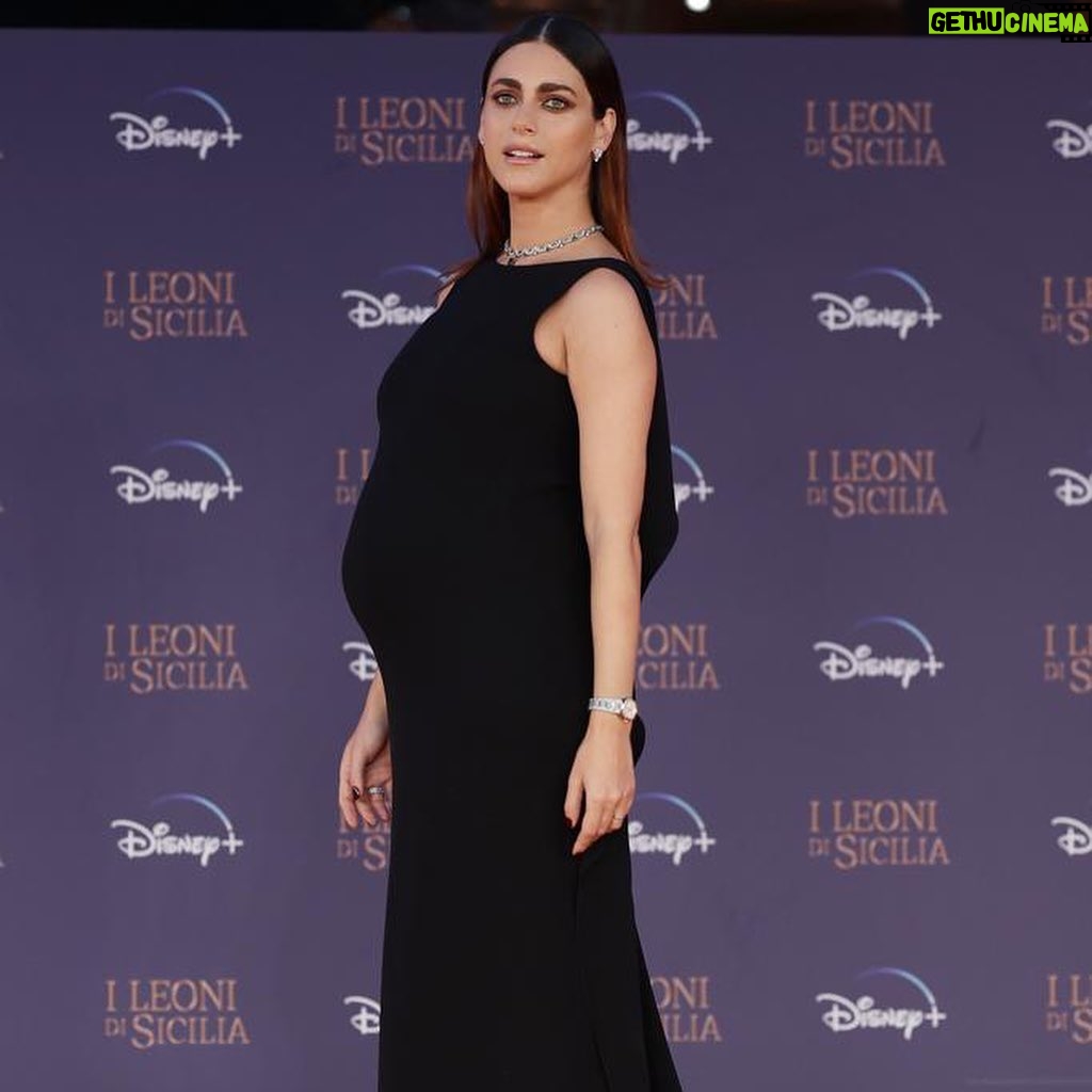 Miriam Leone Instagram - Gli attimi prima di un red carpet sono sempre molto emozionanti… devo ammettere che non ci si abitua mai … poi per la presentazione de “I Leoni di Sicilia” emozioni ancora più grandi ❤️ Thanks @fendi @bulgari @omega Tag per photocredits #adv Rome, Italy