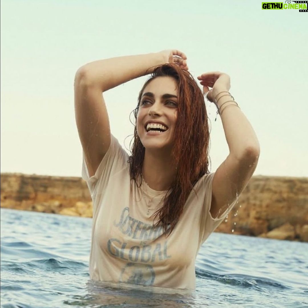 Miriam Leone Instagram - La mia felicità quando sono nel mio mare (che mi manca tanto!) Qual è il vostro posto del cuore ? Pic @camillaarmbrust