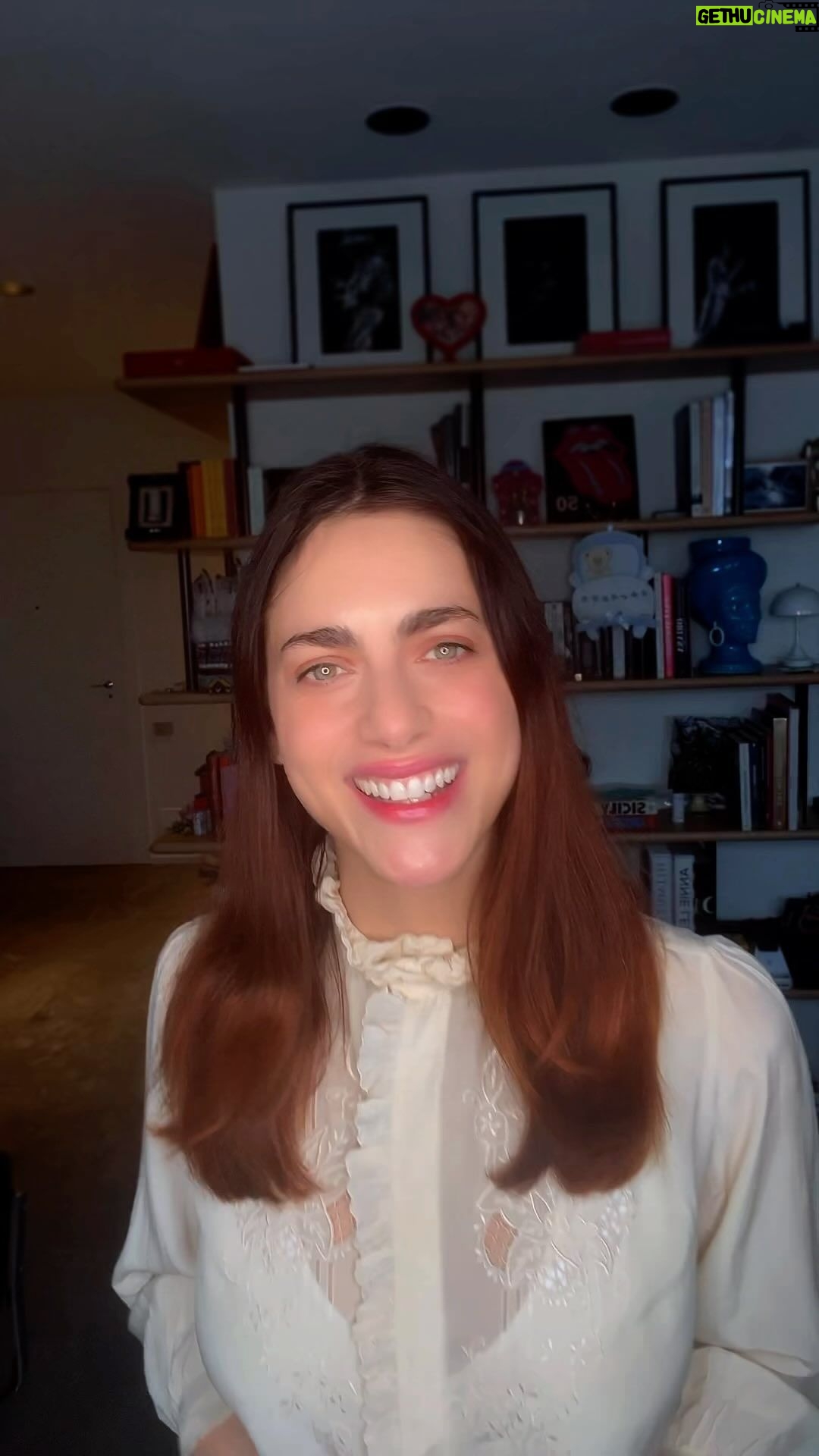 Miriam Leone Instagram - Toc Toc! Il nuovo duo di @lavika.official per labbra morbide e super idratate è qui 💋 Nudo per un finish super naturale🤍 e Sciara per un leggero tocco di colore🍒 Una combo vulcanica per i tuoi 24mila baci 🎶 #douglasitalia #makeup