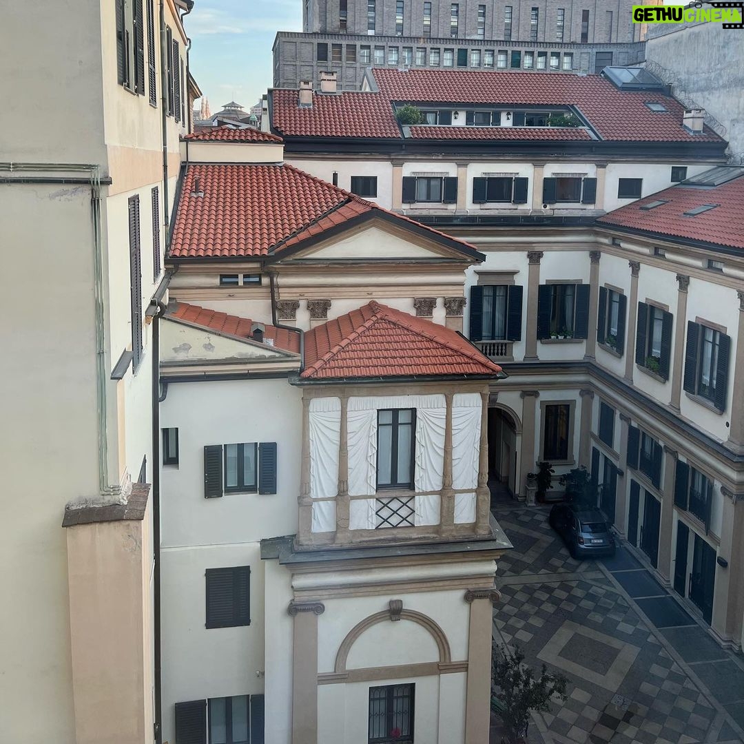 Miriam Leone Instagram - Una giornata al @bulgarihotels di Milano … 1. Collaudo letto comodissimo! 2.La vasca 3. Bagno dei sogni 4. La vista sul cortile milanese 5. Un toast indimenticabile 6. Per me gazpacho analcolico #love #accussì #BulgariHotels #BulgarihotelMilano Hotel Bulgari Milano
