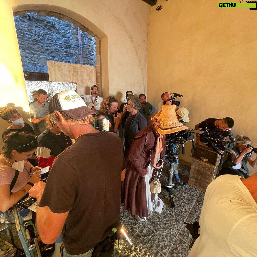 Miriam Leone Instagram - Un po’ di backstage de “I Leoni di Sicilia” in esclusiva per voi ❤️… dal 25 ottobre su @disneyplusit … siete curiosi? Io tantissimo 😍😳🥹 #ileonidisicilia #giuliaportalupi #backstage #love #accussì