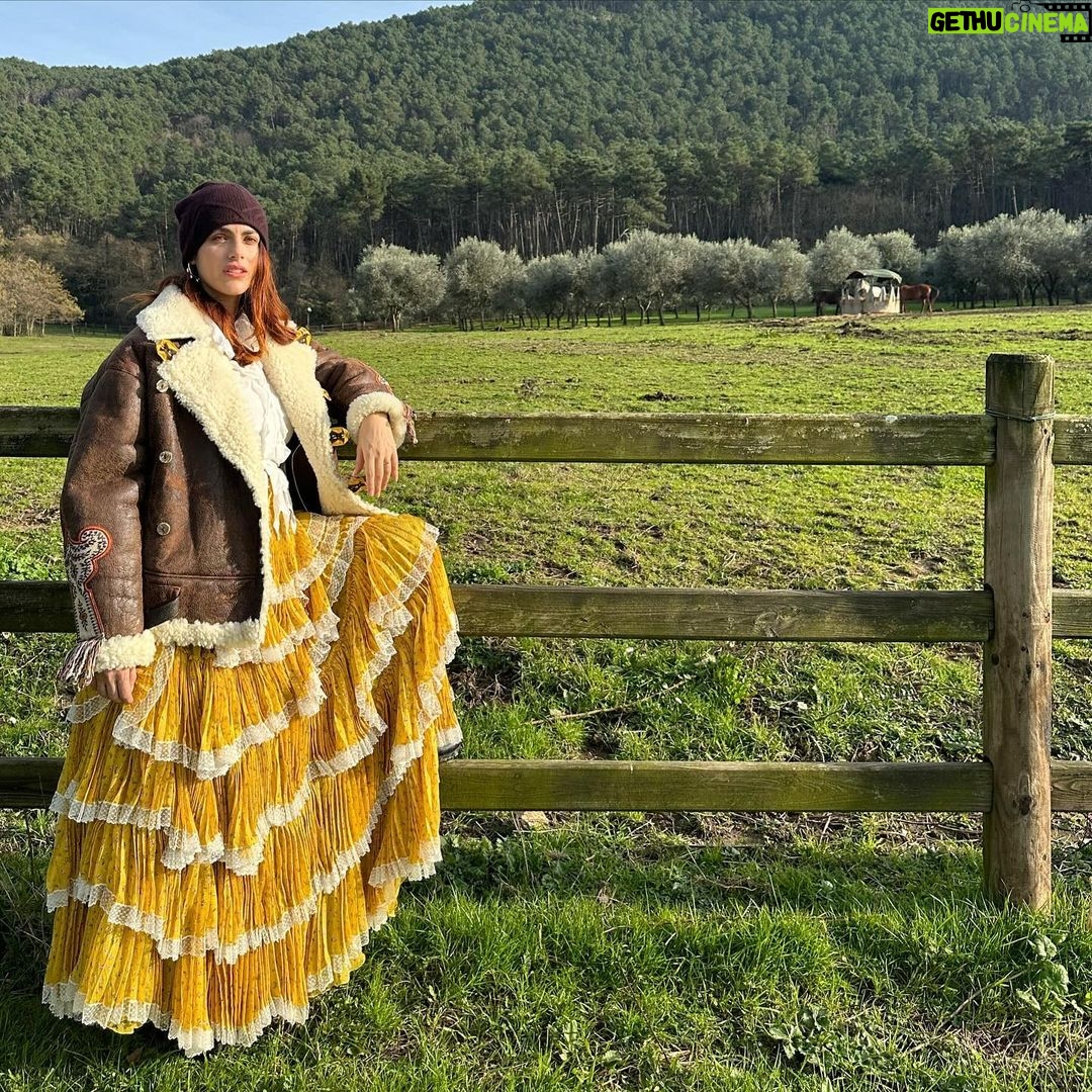 Miriam Leone Instagram - F✨R✨E✨E✨D✨O✨M #ricarichesolari #love #accussì #countrylife
