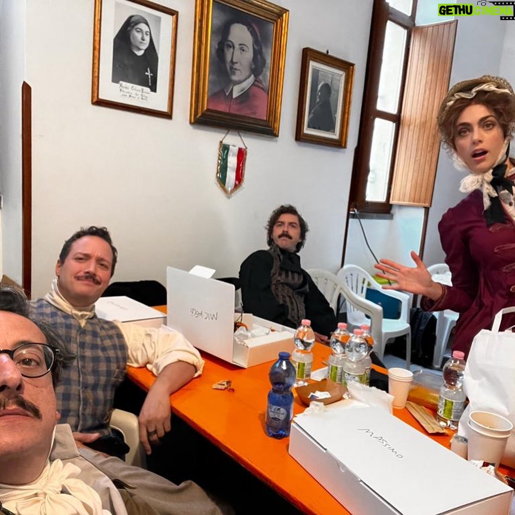 Miriam Leone Instagram - Un po’ di backstage de “I Leoni di Sicilia” in esclusiva per voi ❤️… dal 25 ottobre su @disneyplusit … siete curiosi? Io tantissimo 😍😳🥹 #ileonidisicilia #giuliaportalupi #backstage #love #accussì