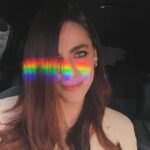 Miriam Leone Instagram - Credo nell’arcobaleno. Nello stupore che ci prende all’improvviso quando appare, tra la pioggia e il sole, senza avvisare. C’è sempre qualcuno che con il dito puntato risveglia tutti intorno, urlando, “c’è l’arcobaleno!” E bisogna destarsi ed essere veloci, per cogliere quel momento che svanisce presto. È una di quelle cose preziose che gli esseri umani non fanno fatica a condividere, un ponte tra la purezza della meraviglia e la saggezza del “alla fine il sole torna sempre”. Credo nell’arcobaleno, nei suoi colori, nella sua bandiera, in quello che rappresenta. Lontano da quel bianco e nero che affetta le cose senza comprenderle. #somewhereovertherainbow🌈 #love #accussì
