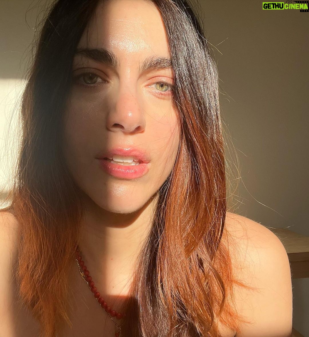 Miriam Leone Instagram - Essential ✨ 7.20 del mattino. E sentirmi una donna nuova. #nomakeup #purezza #latteeluce #love #accussì