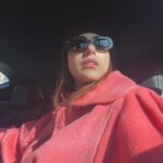 Miriam Leone Instagram - Ode alla moda. Oggi rispolvero uno dei capi preferiti della mia collezione vintage… completo cappotto e gonna rosa di un pantone incredibile… ho iniziato a collezionare vintage perché nell’armadio della mia cameretta, quando andavo a scuola, avevo attaccate le locandine dei miei film preferiti e i redazionali di moda più belli che mi potessero ispirare a creare i miei abiti (me li cucivo anche da sola) e i miei look …alla fiera di Catania (A’ Fera O Luni) trovavo il vintage più bello a prezzi incredibili. Non era ancora di moda così costava davvero poco e, viste le mie finanze all’epoca, era l’unico modo per poter avere look sempre diversi e spesso molto particolari…era un modo per cercare il mio abitare (“abito”) nel mondo… mi sentivo “diversa” e mi cercavo in look che potessero rispecchiare la poesia e il caos che sentivo dentro a quell’età , il mio cercarmi e non capirmi fino in fondo (c’è quella frase bellissima che dice a volte uno si sente incompleto, invece è soltanto giovane)… Sognavo la moda e gli abiti meravigliosi che, ancora oggi, mi sembra un sogno poter indossare… infatti li indosso sempre con grande gratitudine e rispetto per il lavoro che c’è dietro. Un cappotto rosa ispira pensieri in una giornata di sole 💖 #taccuini #accussí
