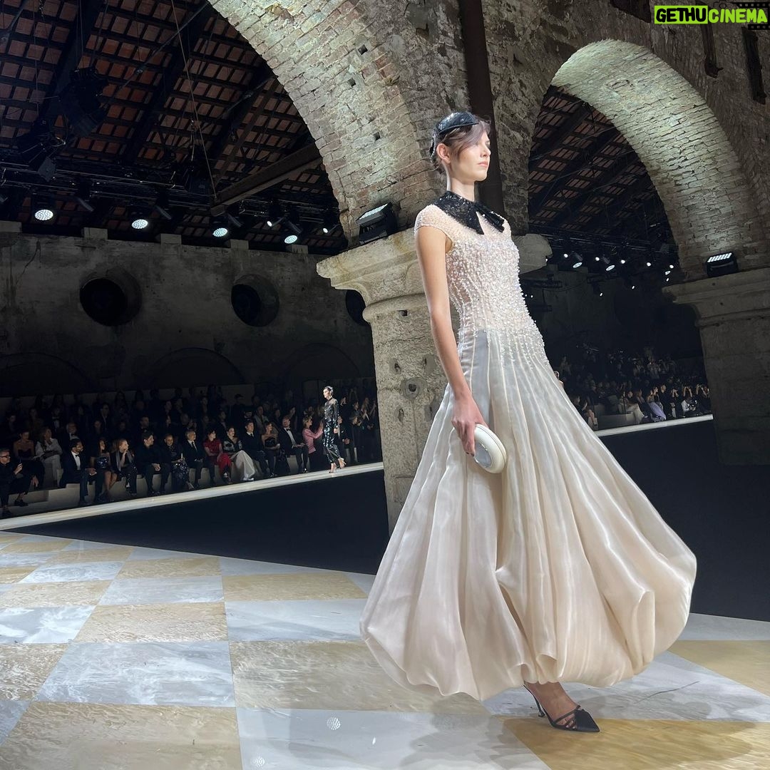 Miriam Leone - 98.2K Likes - La magia di una notte a Venezia con @giorgioarmani …grazie per le emozioni che abbiamo condiviso e per avermi voluta a questo evento speciale 🙏🏻
#onenightonlyvenezia
First pic @germanlarkin