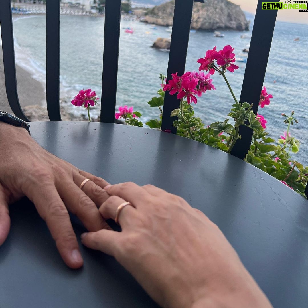 Miriam Leone - 97.8K Likes - Taormina, mi fai tornare bambina.
(Potrei scrivere “I racconti di Taormina” per quanti ricordi mi legano a questo luogo…)
#love
#ragazzalavika
#accussí