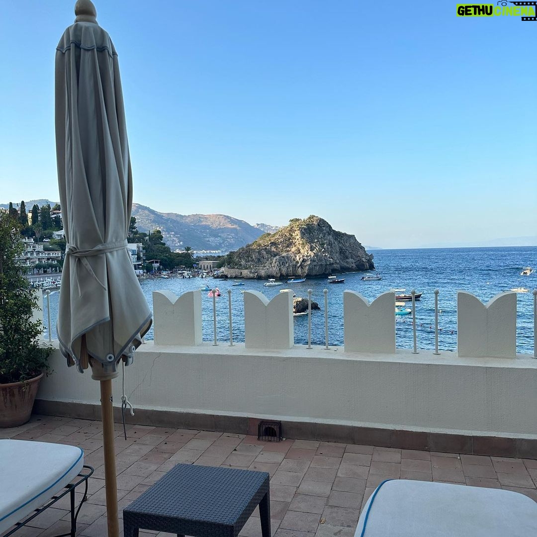 Miriam Leone - 97.8K Likes - Taormina, mi fai tornare bambina.
(Potrei scrivere “I racconti di Taormina” per quanti ricordi mi legano a questo luogo…)
#love
#ragazzalavika
#accussí