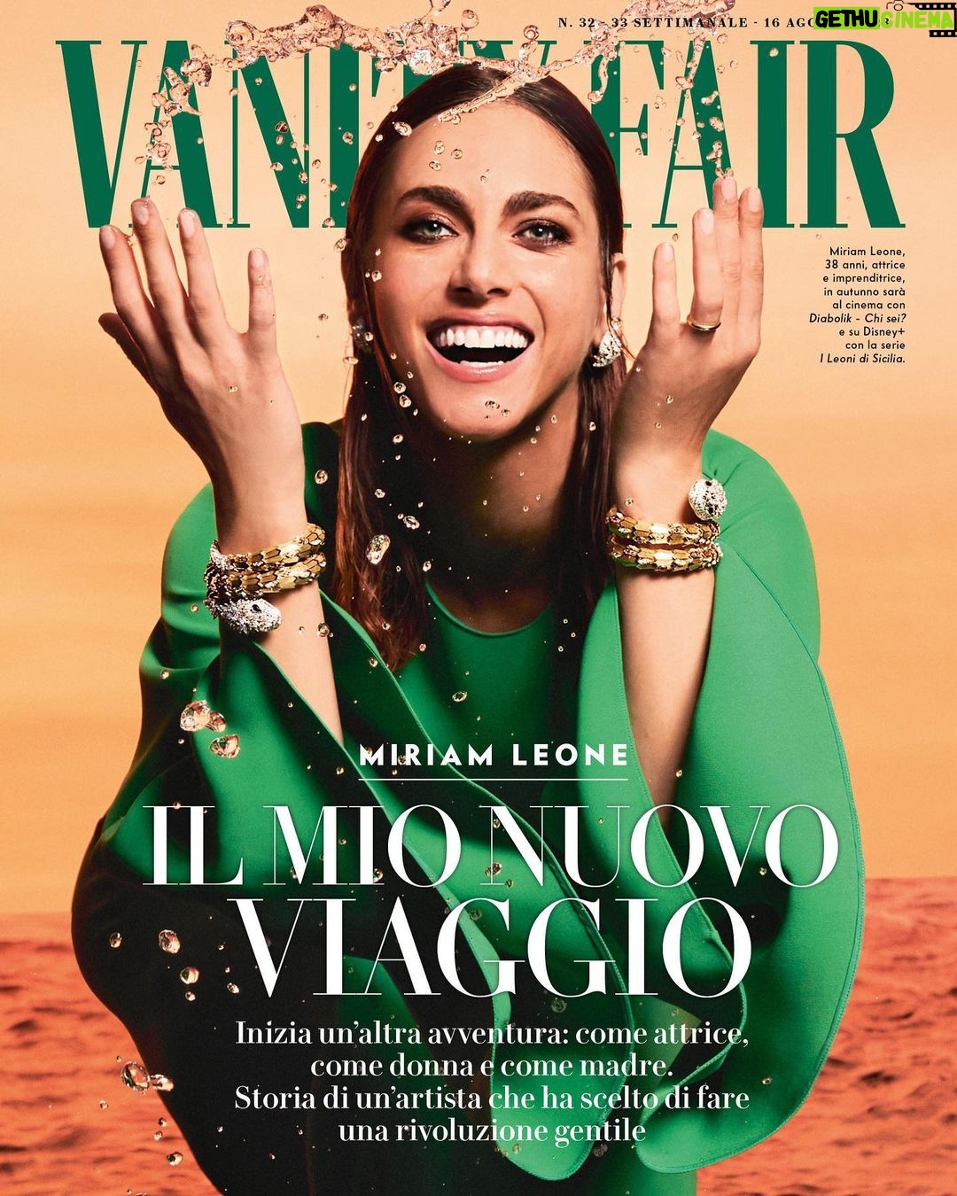 Miriam Leone Instagram - Dopo essere stata madre tante volte per lavoro, ora Miriam Leone (@mirimeo) lo sarà per davvero. La protagonista di copertina del nuovo numero di Vanity Fair, in edicola da domani, parla di libera scelta, delle domande innocenti da non fare, delle strade interiori da seguire. E a noi dice: «Sono felicissima, ed ero felice anche prima, in un modo diverso». Racconta di essersi accorta di essere incinta, prima di qualsiasi test di gravidanza, da alcune foto che le hanno scattato: «Avevo questa pancetta, mai vista prima. Ma soprattutto era da un po’ che tutto quello che mi diceva la gente non mi sfiorava più di tanto, in una beatitudine costante. Strano, stranissimo». L'intervista completa è al link in bio #VFinedicola Tuta, @maisonvalentino. Orecchini e bracciali Serpenti in oro giallo e bianco con diamanti, @Bulgari Intervista di @silvia_nucini Fotografo @giuliochelli Fashion Stylist @vivianavolpicella Producer @marinamoretti64 Hair @davidediodovich Make Up @simonebelliagency @simonebellireal