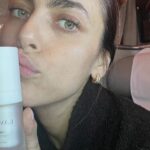 Miriam Leone Instagram - Le condizioni della nostra pelle cambiano in base ai luoghi in cui ci troviamo … ad esempio in volo abbiamo bisogno di maggiore idratazione ecco perché consiglio di portare con voi una travel size per idratare con più frequenza del solito la pelle … la nostra “Crema” idrata e nutre la pelle senza appesantirla, rendendola sana e radiosa… sapete che ci ho lavorato per più di due anni e prima di sceglierla ho rimandato indietro circa 70 campioni al laboratorio?Volevo che fosse VERA, che sostenesse la nostra pelle con cura e sincerità. Vivendo spesso sul set ho realizzato un prodotto che fosse adatto a tutte le tipologie e problematiche di pelle, perché anche io ne avute e questa è stata l’esigenza che mi ha fatto iniziare questo progetto rischioso ma emozionante.Creare il prodotto che mi mancava… Dentro c’è tutto l’amore che ho. Ciao anime vulcaniche ♥️🌋 #love #accussì #incollaborazionecon #lavika