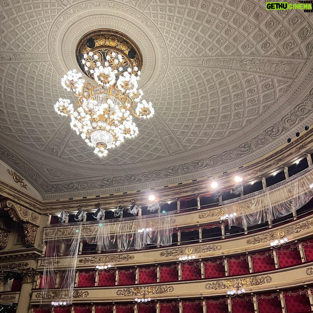 Miriam Leone Instagram - Un romantico a Milano. Pomeriggi alla Scala e in Centrale. Grazie a tutta la super crew e all’ospitalità del sublime Teatro alla Scala ✨❤️✨
