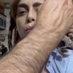 Miriam Leone Instagram - Tratto dal mio documentario di prossima realizzazione a capitoli sulla verità sulla vita degli attori la domanda è … COME FARÒ SENZA LE VOSTRE MANI ADDOSSO??? Grazie a tutto il reparto trucco, parrucco e suono per essermi stati così vicini (VICIVICINISSIMI direi) durante questa avventura incredibile durata sei mesi… “MANI ADDOSSO” uscirà prossimamente, intanto vi dico già che mi mancate … P.s. nessuna attrice è stata maltrattata per la realizzazione di questo video ❤️