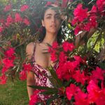Miriam Leone Instagram - Quando sono in Sicilia torno a casa, alla semplicità di una vita più lenta, senza trucchi, come diceva la mia nonna Angelina “Accussì”… Tornare qui ad innaffiare le mie radici appena posso è un rituale, non quotidiano, ma fondamentale. Ai rituali quotidiani, ci pensa Làvika, la linea che ho creato per nutrire pelle e anima. Come tornare ogni giorno, dopo gli impegni quotidiani,in quel luogo in cui si è davvero felici. Qual è il tuo luogo felice? #myrituals #loveyourself #myhappyplace #skincare #accussìlavikaversion