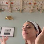 Miriam Leone Instagram - Il solstizio d’estate è appena arrivato (ieri pomeriggio!) ed è il momento per qualche rituale di benessere e passaggio da una stagione all’altra… il sole è al suo massimo splendore e noi ne riceviamo tutti i suoi benefici… purificare e riattivare la luminosità della pelle oggi può essere un piccolo rituale di grande valore … potete usare la vostra maschera preferita … io ovviamente ho scelto “ACCORDO” @lavika.official che con i suoi due passaggi esfolia la pelle (portando via le cellule della vecchia stagione appena trascorsa) e rivitalizza e illumina la pelle con l’applicazione della maschera (sí, si applica sopra lo scrub!) Buon solstizio a tutti/e ☀️ With love Miriam #accussîí