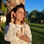 Miriam Leone Instagram - La mia pelle è molto sensibile, elabora la mia vita, le mie emozioni arrossendo, a volte trattenendo i piccoli stress, a volte risplendendo; lascio scrivere al tempo che passa le sue note, i suoi sorrisi, per questo la proteggo e la curo sempre molto … ho studiato questa linea sulla mia pelle per oltre due anni con un team di esperti e adesso vedo i suoi benefici ogni giorno… questa avventura appena iniziata è una grande emozione e la mia ricerca verso una sempre più autentica condivisione del benessere è sempre più in movimento. Grazie a chi mi sta dando fiducia in questi giorni acquistando @lavika.official ❤️🌋 Continuiamo a lavorare per voi con passione, gioia e serietà. #ragazzalavika #accussì #dallasiciliaconamore #nomakeupsinceri